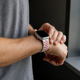 Apple Watch 38-42mm | Apple Watch (38/40/SE/41/42mm) - 4Run™ Silikone Løbe Sportsrem - Rose/Hvid - DELUXECOVERS.DK