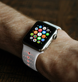 Apple Watch 38mm | Apple Watch (38/40/SE/41mm) - L'Empiri™ Silikone Sportsrem - Hvid/Pink - DELUXECOVERS.DK
